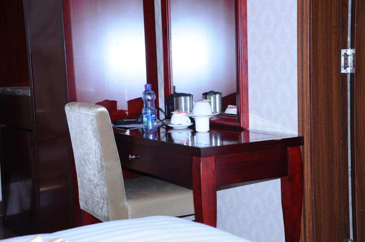 Guzara Hotel Addis Bagian luar foto