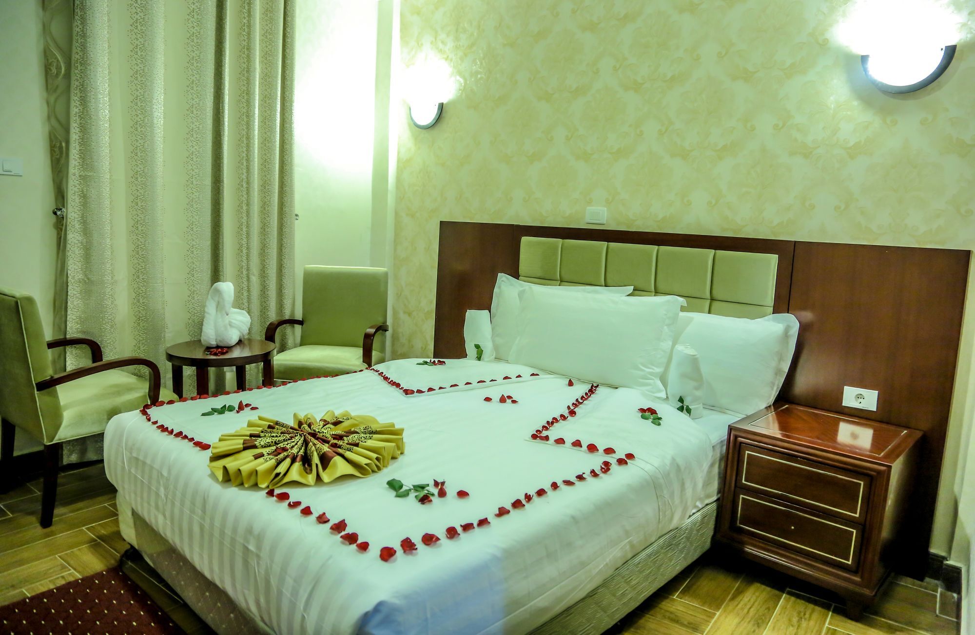 Guzara Hotel Addis Bagian luar foto